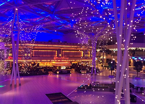 Salle de soirée événementielle avec éclairage d'ambiance et décoration